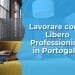 Una donna seduta su un divano giallo lavora su un laptop. Lo sfondo dell'immagine passa dalla scena reale a un colore blu uniforme. Il testo in italiano su sfondo blu recita: "Lavorare come Libero Professionista in Portogallo.