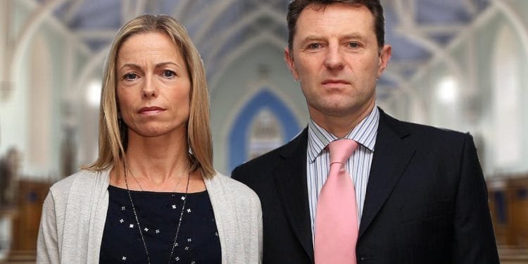 Una donna e un uomo stanno fianco a fianco in una chiesa. La donna, con i capelli biondi lunghi fino alle spalle, indossa un cardigan chiaro sopra un top scuro. L'uomo indossa un abito scuro con una cravatta rosa chiaro. Entrambi hanno espressioni serie e guardano direttamente la telecamera, ricordando figure legate al caso Maddie McCann.