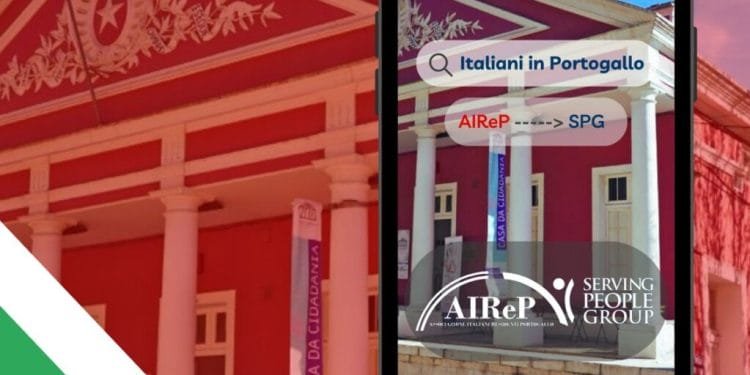 Smartphone che mostra i risultati della ricerca per "Italiani in Portogallo" sullo sfondo di un grande edificio rosso decorato con colonne bianche. Sullo schermo sono presenti due loghi, "AIReP" e "SPG", che evidenziano Serving People Group. Il testo nell'angolo in basso a sinistra recita "Italiani in Portogallo" su uno striscione verde e blu.