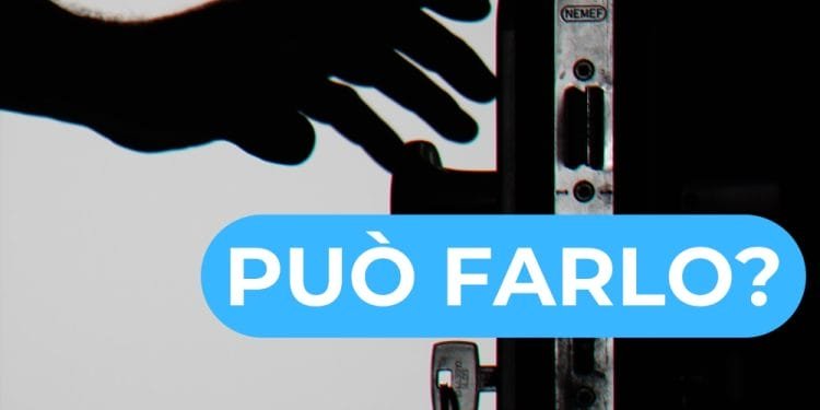 Una mano che si staglia raggiunge la serratura e la maniglia di una porta. Sotto la maniglia è inserita una chiave nella serratura, suggerendo che il proprietario potrebbe cercare di entrare nella casa affittata. Al centro è sovrapposto un fumetto blu con testo bianco che recita "PUÒ FARLO?" che significa " POSSONO FARLO?" in italiano.