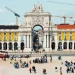 Lisbona, praca do comercio è cuore del turismo in Portogallo ospita l'Arco da Rua Augusta, un grande arco architettonico con sculture intricate. Edifici gialli con finestre ad arco fiancheggiano l'arco, mentre le gru incombono sullo sfondo. I tram e i gruppi di persone contribuiscono alla scena vivace.