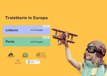 Un bambino vestito da aviatore con un giocattolo in mano e la locandina con gli eventi per la comunità italiana organizzati dal Comites Portogallo.