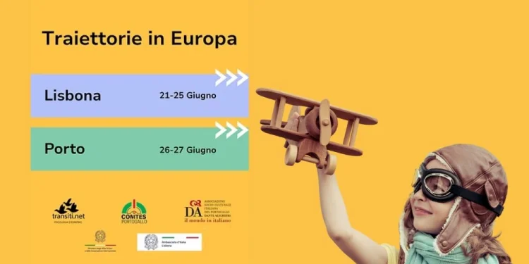 Un bambino vestito da aviatore con un giocattolo in mano e la locandina con gli eventi per la comunità italiana organizzati dal Comites Portogallo.