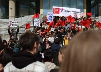 Un folto gruppo lavoratori di teleperformance si è riunito per protestare all'esterno di un edificio a Lisbona, issando bandiere rosse e vari cartelli. Alcuni cartelli recitano "Il posto peggiore in cui lavorare", "Smettila di giocare con noi", "Il lavoro non è un gioco" e "TODOS POBRES".