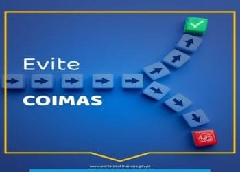 Una serie di blocchi blu con frecce rivolte a destra forma un percorso. Alcuni blocchi con punti esclamativi rossi deviano, ma un blocco verde con un segno di spunta indica il percorso corretto. Il testo dice "Evite COIMAS" e il sito "www.portaldasfinancas.gov.pt" è in fondo, affrontando i problemi del fisco portoghese.