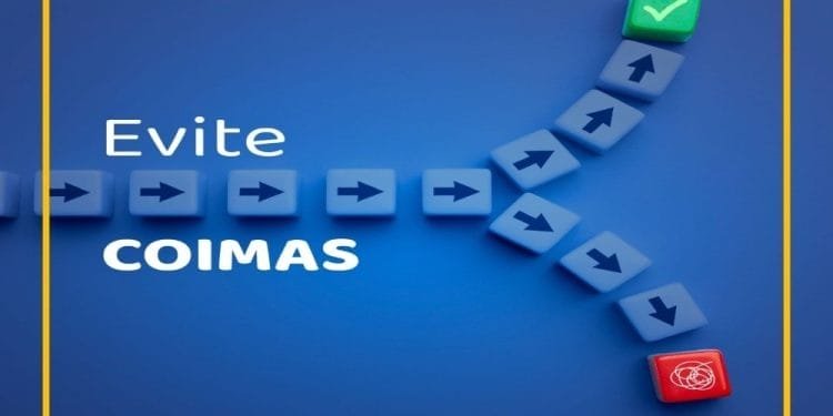 Una serie di blocchi blu con frecce rivolte a destra forma un percorso. Alcuni blocchi con punti esclamativi rossi deviano, ma un blocco verde con un segno di spunta indica il percorso corretto. Il testo dice "Evite COIMAS" e il sito "www.portaldasfinancas.gov.pt" è in fondo, affrontando i problemi del fisco portoghese.