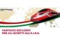 Immagine promozionale del treno ad alta velocità Frecciarossa con combinazione di colori rosso, bianco e verde. Lo sfondo presenta una mappa del mondo. Il testo recita "Vantaggi esclusivi per gli iscritti all'A.I.R.E." che si traduce in “Vantaggi esclusivi per i soci A.I.R.E.”, evidenziando la partnership di Trenitalia convenzione AIRE.