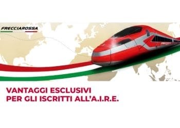 Immagine promozionale del treno ad alta velocità Frecciarossa con combinazione di colori rosso, bianco e verde. Lo sfondo presenta una mappa del mondo. Il testo recita "Vantaggi esclusivi per gli iscritti all'A.I.R.E." che si traduce in “Vantaggi esclusivi per i soci A.I.R.E.”, evidenziando la partnership di Trenitalia convenzione AIRE.