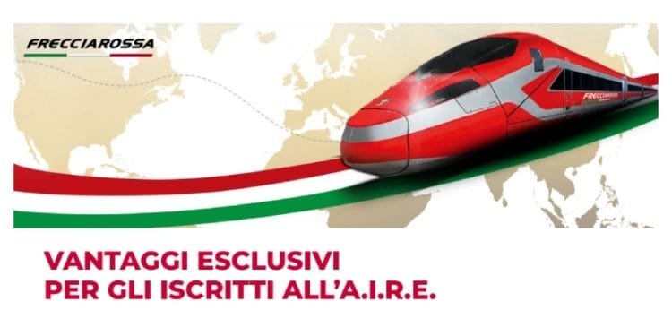 Immagine promozionale del treno ad alta velocità Frecciarossa con combinazione di colori rosso, bianco e verde. Lo sfondo presenta una mappa del mondo. Il testo recita "Vantaggi esclusivi per gli iscritti all'A.I.R.E." che si traduce in “Vantaggi esclusivi per i soci A.I.R.E.”, evidenziando la partnership di Trenitalia convenzione AIRE.