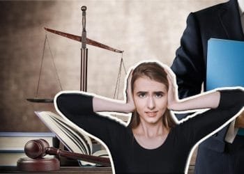 Una giovane donna con un'espressione angosciata si copre le orecchie mentre si trova di fronte a uno sfondo raffigurante il martelletto di un giudice, libri di diritto aperti e una bilancia. Un uomo in giacca e cravatta, parzialmente visibile sulla destra con in mano delle cartelle blu, sembra coinvolto nel caso della legge rumori del Portogallo.