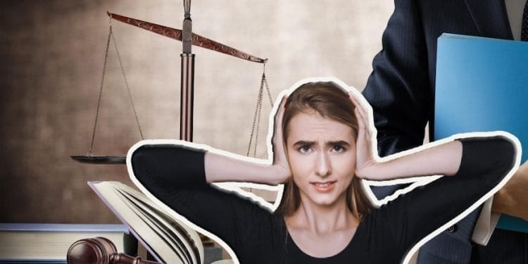 Una giovane donna con un'espressione angosciata si copre le orecchie mentre si trova di fronte a uno sfondo raffigurante il martelletto di un giudice, libri di diritto aperti e una bilancia. Un uomo in giacca e cravatta, parzialmente visibile sulla destra con in mano delle cartelle blu, sembra coinvolto nel caso della legge rumori del Portogallo.