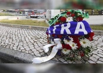 Una ghirlanda floreale a memoria di Marco Ficini l'uomo travolto a Lisbona. Con fiori rossi, bianchi e verdi è posizionata su una superficie di ciottoli, parzialmente coperta da una sciarpa blu e bianca con la scritta "ULTRA". Alla ghirlanda è attaccato anche un nastro.