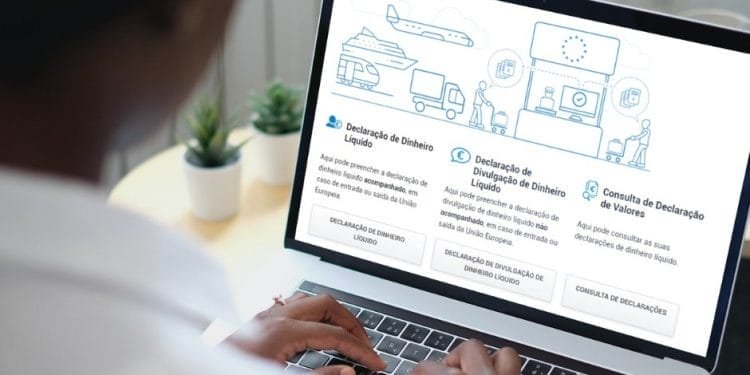 Una persona utilizza un laptop con un sito Web di dichiarazione doganale aperto. Lo schermo visualizza tre opzioni per modificare la residenza fiscale in Portogallo. Le icone raffigurano varie modalità di trasporto e commercio sopra ciascuna opzione.