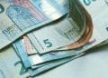 Un primo piano di varie banconote in euro in diversi tagli, tra cui 5, 10 e 20 euro, disposte leggermente a ventaglio. Le banconote colorate presentano disegni intricati e caratteristiche di sicurezza, che simboleggiano il salario in tutta Europa mentre giacciono su una superficie chiara.