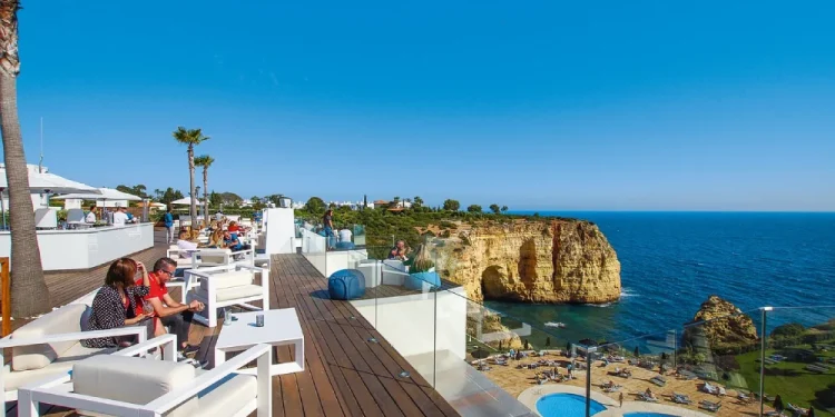 Da non perdere in qualsiasi lista delle "10 cose vedere Algarve", questo resort costiero offre agli ospiti che si rilassano su una terrazza moderna e spaziosa con mobili bianchi, che si affaccia su una scogliera con acqua cristallina sottostante. L'area comprende una piscina, accesso alla spiaggia e una vista mozzafiato sulle formazioni rocciose che si estendono fino al mare.
