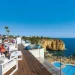 Da non perdere in qualsiasi lista delle "10 cose vedere Algarve", questo resort costiero offre agli ospiti che si rilassano su una terrazza moderna e spaziosa con mobili bianchi, che si affaccia su una scogliera con acqua cristallina sottostante. L'area comprende una piscina, accesso alla spiaggia e una vista mozzafiato sulle formazioni rocciose che si estendono fino al mare.
