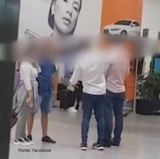 Un gruppo di persone sta insieme nel terminal, sono i falsi tassisti all'interno degli aeroporti in Portogallo. Sono impegnata in una trattativa. Fonte dell'immagine Facebook.