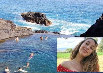 Nel riquadro in basso a destra c'è la foto di Margherita Salvucci la ragazza italiana morta a Madeira. Sullo sfondo le piscine naturali di Seixal a Madeira con persone che nuotano in una piscina oceanica naturale circondata da scogliere rocciose con onde che si infrangono sullo sfondo.