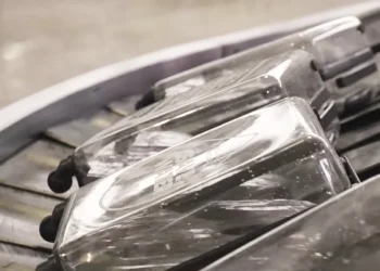 Sui nastri dei bagagli in aeroporto alcune valige di plastica trasparente distese, sono il simbolo della campagna per la carenza idrica in Algarve "Save Water".