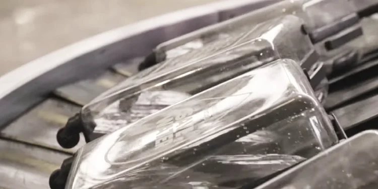 Sui nastri dei bagagli in aeroporto alcune valige di plastica trasparente distese, sono il simbolo della campagna per la carenza idrica in Algarve "Save Water".