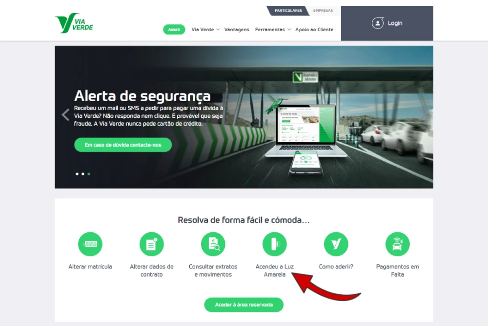 Screenshot di una pagina web di Luce Rossa Via Verde contenente un avviso di sicurezza in portoghese. La pagina mostra l'illustrazione di un'auto al casello, uno smartphone e una carta di credito. Sotto, le icone di Via Verde forniscono diverse opzioni utente come il pagamento del pedaggio, la consultazione del conto e l'aggiornamento dei dati.