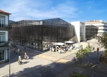 Edificio moderno del Nuovo Mercato a Viana do Castelo con una caratteristica facciata a traliccio, aree salotto all'aperto e persone che passeggiano e si siedono in una piazza. Si tratta di un immagine generata con IA