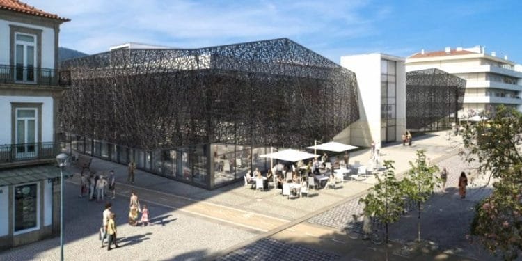 Edificio moderno del Nuovo Mercato a Viana do Castelo con una caratteristica facciata a traliccio, aree salotto all'aperto e persone che passeggiano e si siedono in una piazza. Si tratta di un immagine generata con IA