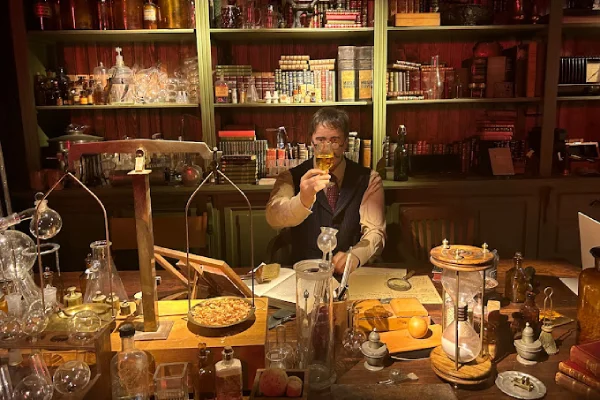 Siamo all'interno di una delle migliori birrerie di Lisbona Come in un laboratorio, un uomo in abiti vittoriani tiene in mano un bicchiere colmo di un birra. La stanza è caldamente illuminata, con vari oggetti attorno a lui.