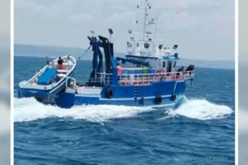 Il peschereccio Virgem Dolorosa si muove sull'acqua, questa barca blu e bianca è quella coinvolta nel naufragio a Marinha Grande 