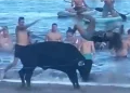 Un immagine di quanto successo a Terceira dove si vede una ragazza travolta da un toro sulla spiaggia. La ragazza viene lanciata in aria da un toro nero. Diversi spettatori in costume da bagno e su paddleboard sono sullo sfondo, a guardare mentre questa tragedia sfiorata durante la tradizionale "Tourada à corda".