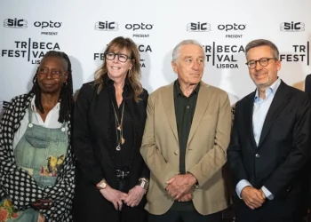 Il sindaco di Lisbona Carlos Moedas a New York in u n gruppo i quattro persone davanti a uno sfondo con i loghi "TRIBECA FESTIVAL", "OPTO" e "SIC". Presenti nella foto anche Robert de Niro e Whoopi Golderberg. Vestiti in abiti casual da lavoro e sorridenti.