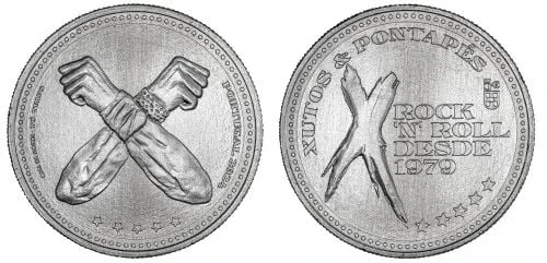 Due monete commemorative in argento da 5 euro. Un lato raffigura braccia incrociate con un braccio che indossa un braccialetto borchiato, circondato da stelle e dalla parola "Portogallo". L'altro lato mostra bacchette incrociate, il testo "Xutos & Pontapés" e "Rock 'N' Roll Desde 1979".