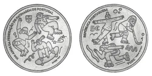 Una coppia di monete commemorative portoghesi da 5 euro. La moneta di sinistra mostra quattro figure di pattinaggio a rotelle e il testo "100 Anos da Federação de Patinagem de Portugal". La moneta di destra, una Monete da 5€, mostra tre figure di pattinaggio su ghiaccio, un giocatore di hockey su ghiaccio e il testo "República Portuguesa 5€.