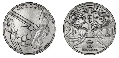Una coppia di monete commemorative portoghesi da 5 euro. Un lato della moneta mostra un piede che calcia un pallone da calcio con la scritta "UEFA EURO 2024". L'altro lato presenta l'emblema della Federazione calcistica portoghese, le parole "monete 5€" e "Portugal" e il disegno di uno stadio con "EURO 2024" in basso.