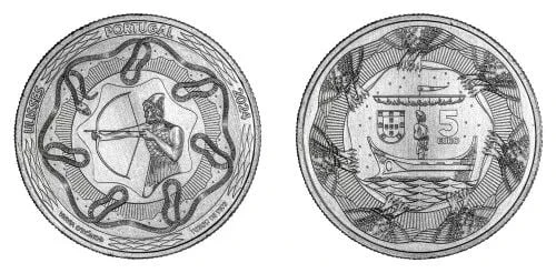 L'immagine mostra entrambi i lati di una moneta da collezione portoghese da 5 euro. Il dritto raffigura Ulisse con un arco e disegni di navi lungo il bordo. Il rovescio mostra una caravella tradizionale portoghese, lo stemma del paese e la denominazione "5 escudos", rendendola facile da riconoscere tra le altre monete.