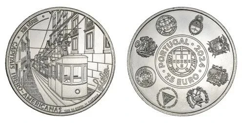 Questa immagine mostra entrambi i lati di una moneta commemorativa del Portogallo da 7,5 euro. Un lato presenta una raffigurazione dettagliata di un tram su una strada cittadina. L'altro lato mostra lo stemma portoghese circondato da vari emblemi e il testo "Portogallo 2024".