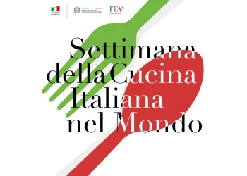 Manifesto della Settimana della Cucina Italiana nel Mondo in Portogallo raffigurante una forchetta verde e un cucchiaio rosso incrociati sullo sfondo, con i loghi di entità italiane in alto, tra cui l'Agenzia per il Commercio Estero e il Ministero degli Affari Esteri e della Cooperazione Internazionale.