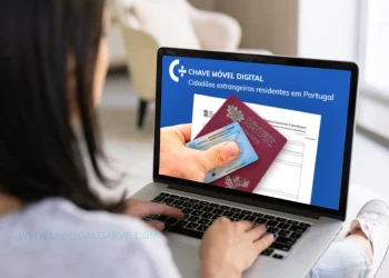 Una persona sta guardando lo schermo di un laptop che mostra un sito web portoghese su Chave Móvel Digital per residenti stranieri in Portogallo. Lo schermo mostra un passaporto e due carte d'identità.