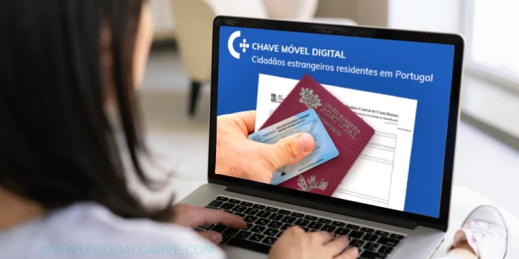 Una persona sta guardando lo schermo di un laptop che mostra un sito web portoghese su Chave Móvel Digital per residenti stranieri in Portogallo. Lo schermo mostra un passaporto e due carte d'identità.