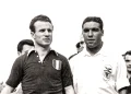 Valentino Mazzola e Francisco Ferreira in un immagine del tempo libero prima della partita a Lisbona. Il giocatore a sinistra indossa la maglia del Torino con visibile lo stemma italiano, mentre il giocatore a destra quella storica del Benfica ornata con un grande emblema di uccello.