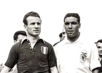 Valentino Mazzola e Francisco Ferreira in un immagine del tempo libero prima della partita a Lisbona. Il giocatore a sinistra indossa la maglia del Torino con visibile lo stemma italiano, mentre il giocatore a destra quella storica del Benfica ornata con un grande emblema di uccello.
