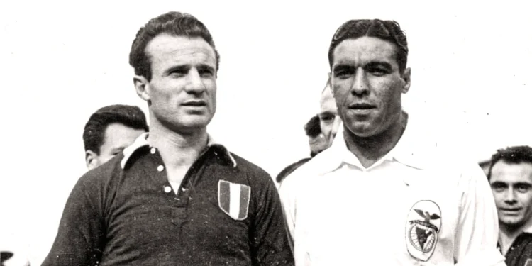 Valentino Mazzola e Francisco Ferreira in un immagine del tempo libero prima della partita a Lisbona. Il giocatore a sinistra indossa la maglia del Torino con visibile lo stemma italiano, mentre il giocatore a destra quella storica del Benfica ornata con un grande emblema di uccello.