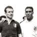 Valentino Mazzola e Francisco Ferreira in un immagine del tempo libero prima della partita a Lisbona. Il giocatore a sinistra indossa la maglia del Torino con visibile lo stemma italiano, mentre il giocatore a destra quella storica del Benfica ornata con un grande emblema di uccello.