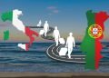 Silhouette di italiani con bagagli camminano su una strada che collega l'Italia al Portogallo, rappresentati dai contorni della mappa con le loro bandiere, su uno sfondo di spiaggia tranquilla, a simboleggiare una Nuova Vita.