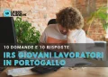 L'immagine è sovrapposta al testo IRS giovani lavoratori in Portogallo, "Leggo Algarve" e "10 domande e 10 risposte". Un giovane è seduto a una scrivania con documenti, un computer portatile e una pianta sullo sfondo.
