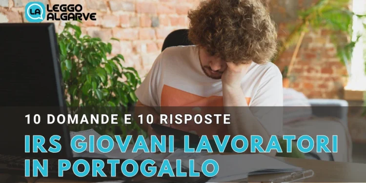 L'immagine è sovrapposta al testo IRS giovani lavoratori in Portogallo, "Leggo Algarve" e "10 domande e 10 risposte". Un giovane è seduto a una scrivania con documenti, un computer portatile e una pianta sullo sfondo.
