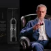 José Mourinho in abito blu siede su una sedia di pelle nera, assaporando un bicchiere di vino rosso. A sinistra, una scatola di vino aperta con l'etichetta "The Special One", con l'immagine di una bottiglia di vino all'interno. Lo sfondo è nero, il che esalta la raffinatezza della scena.