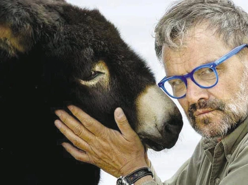 Oliviero Toscani tocca delicatamente il volto di un Burro de Miranda in Portogallo. Questa è l'immagine della campagna del 2005 dal titolo “Software + Hardware = Burros”.