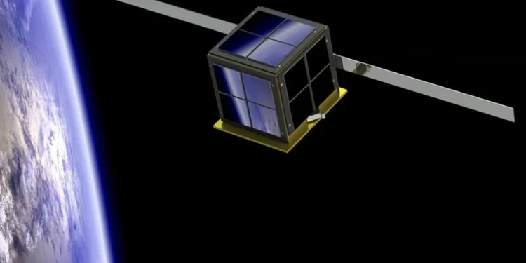 Il Portogallo ha lanciato questo satellite con un razzo SpaceX, che ora orbita attorno alla Terra nello spazio. La struttura a forma di scatola, dotata di pannelli solari, scivola su uno sfondo scuro con una vista parziale della Terra che rivela terra e nuvole.