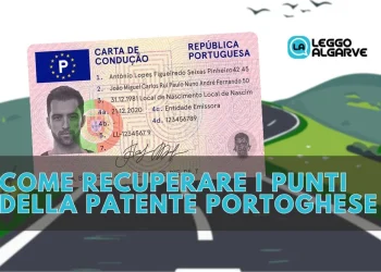 Illustrazione che mostra una patente di guida portoghese con una foto e dettagli, sovrapposta al testo "COME RECUPERARE I PUNTI DELLA PATENTE PORTOGHESE" in italiano, integrando perfettamente "punti patente portoghese" e adornata con il logo "LEGGO ALGARVE" in alto a destra. Una strada e degli alberi formano lo sfondo.